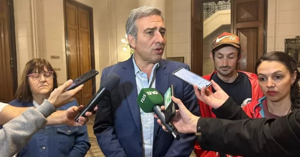 Deliverys seguros: Cachi Martínez acompañó el reclamo de los repartidores frente a la legislatura