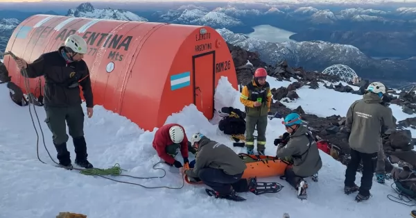 Rescataron a un ciudadano que se fracturó la tibia y el peroné en el Volcán Lanín