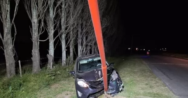 Timbúes: perdió el control del auto y chocó con un poste de alumbrado público