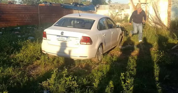 Fray Luis Beltrán: robaron un auto y lo dejaron abandonado en un terreno baldío 