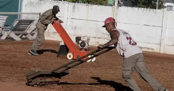 Timbúes: Realizan trabajos de reparación en canchas de Tenis del Club Sarmiento
