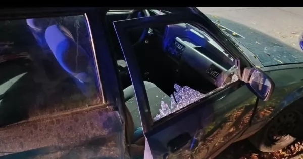 Rompió la ventanilla de un auto para robar y lo atraparon in fraganti