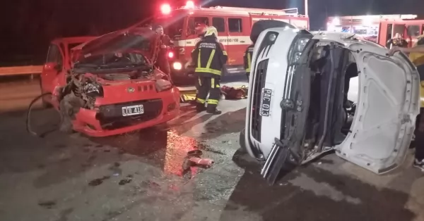 Impresionante accidente entre dos autos en Fray Luis Beltrán: dos personas fueron hospitalizadas