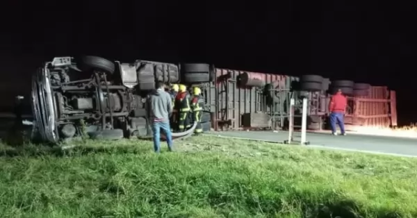 Un camión con golosinas volcó en la autopista Rosario-Córdoba y vecinos intentaron saquear la carga 