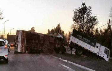 Volcó un camión con acoplado en el ingreso a Ricardone por Ruta A012