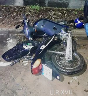 San Lorenzo: dos motos chocaron contra un corralito de Aguas Santafesinas