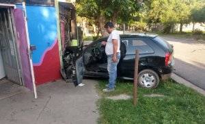 Beltrán: un auto terminó incrustado en una peluquería y otro abandonado en una cuneta