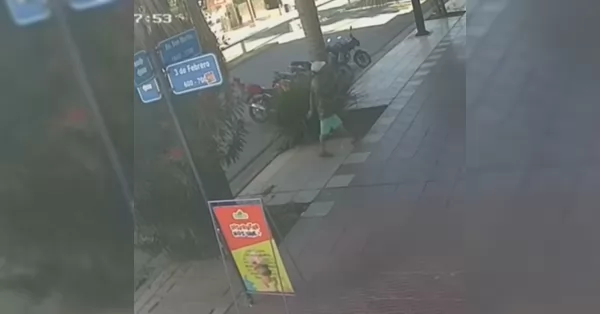  Le robaron la moto a plena luz del día en el centro de San Lorenzo