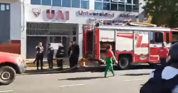 Se incendió parte de la sede de la Universidad Abierta Interamericana en Buenos Aires