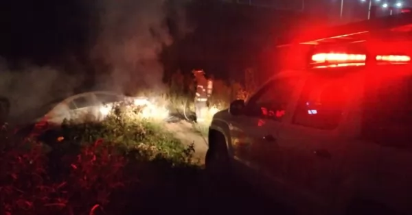 Un auto ardió en llamas en la colectora de la Autopista en San Lorenzo