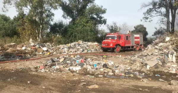 Bomberos trabajaron durante seis horas para apagar el incendio de un basural en Andino 