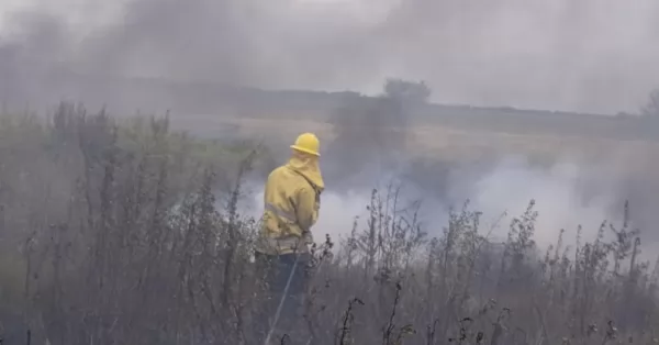 Bomberos combatieron importante incendio de pastizales en el cruce de las rutas 34 y A012 