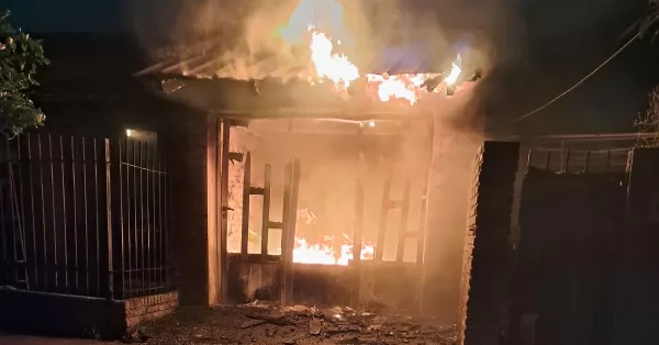 Importantes daños tras el incendio de una vivienda en barrio Celulosa de Capitán Bermúdez