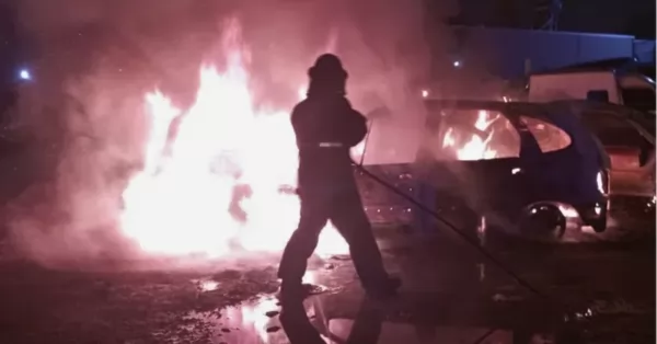 Incendiaron tres autos frente a una Comisaría de Rosario