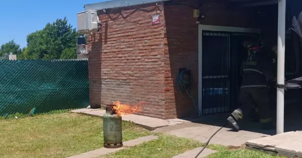 Susto por el incendio de una garrafa en una vivienda de Puerto General San Martín 