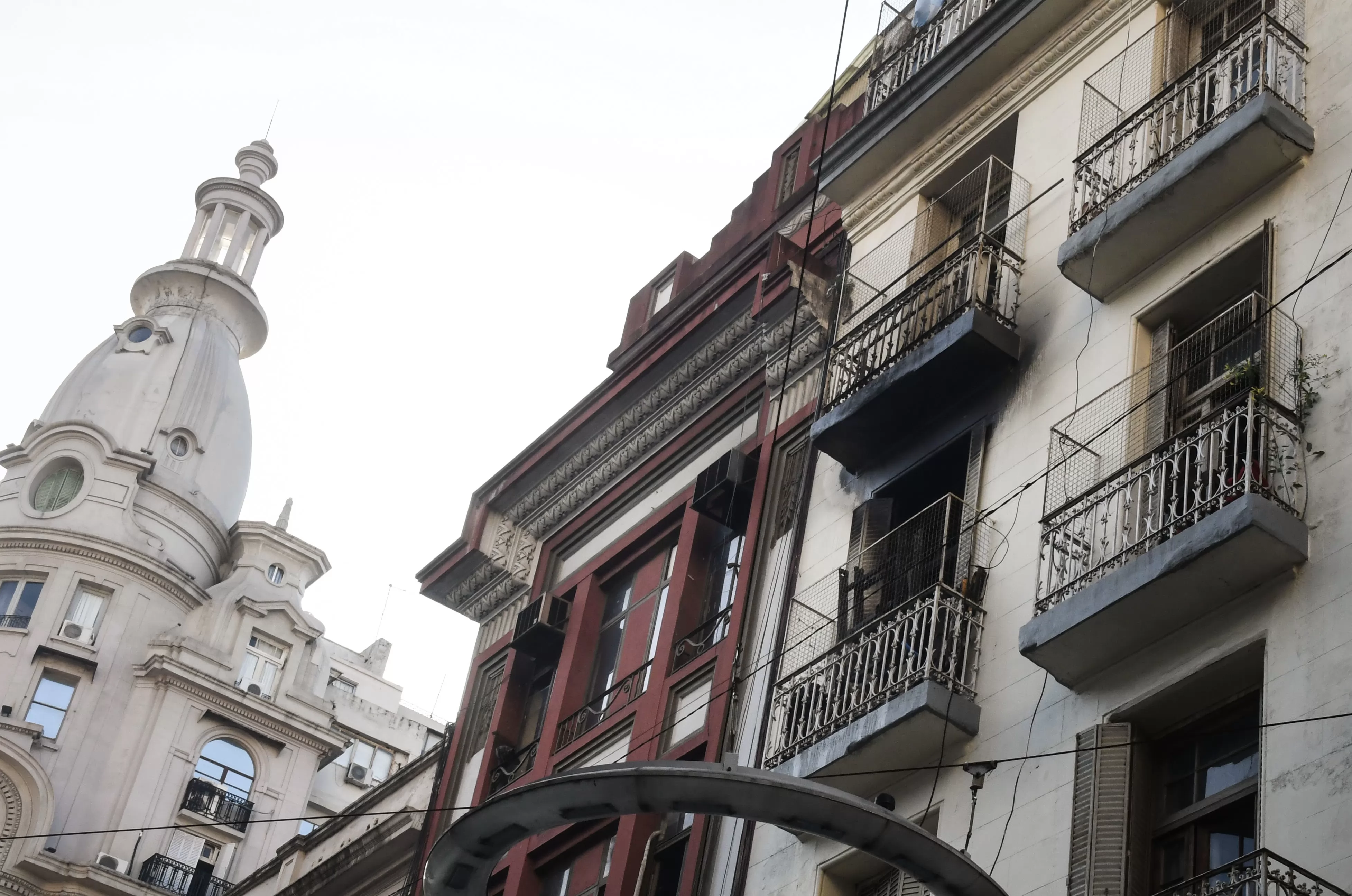 Se incendió un hotel en el centro porteño: una mujer muerta y varias personas rescatadas