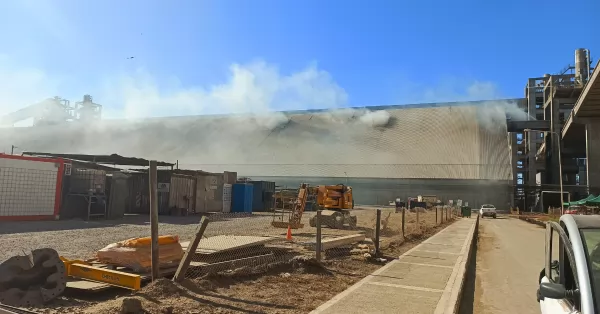 Bomberos de la región continúan trabajando en el incendio en la planta de Renova en Timbúes   