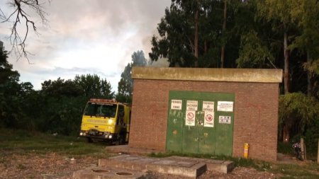Bermúdez: incendio en el monte de Celulosa a metros de una casilla de Litoral Gas