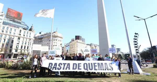 Intendentes del Gran Rosario protestaron en el Obelisco contra las quemas en las islas
