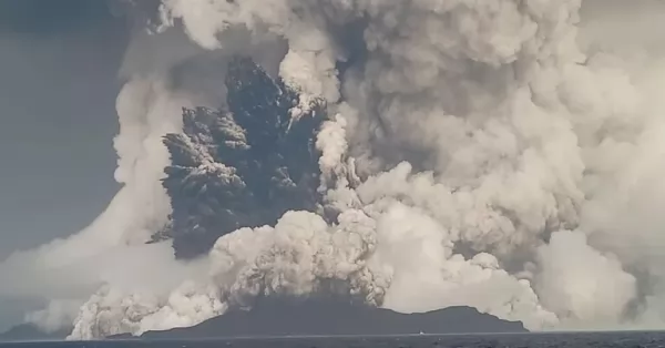 Un volcán submarino provocó un tsunami en las costas de Tonga