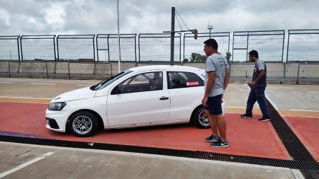Jorge Loizate probó el Volkswagen Gol Trend Clase 3 en la pista en San Nicolás