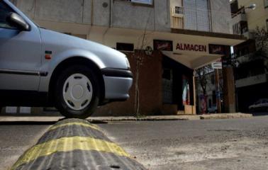 No vio un lomo de burro y perdió el control de su moto