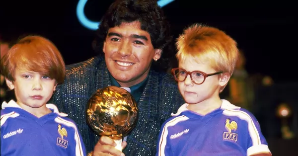 Subastarán el balón de oro de Maradona