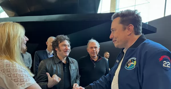 Milei se reunió con Elon Musk durante su visita a la planta de TESLA 