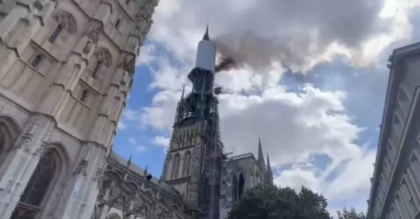Se incendia la torre de la catedral de Notre Dame en Rouen, Francia