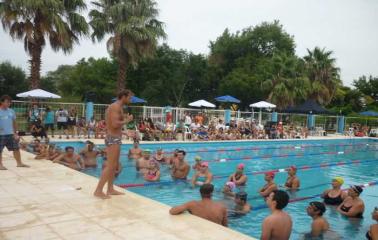 El nadador José Meolans brindó una clínica de Natación el el Polideportivo Portuario