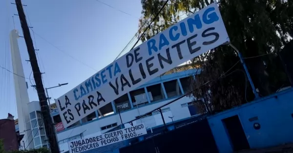 Violentos carteles contra los jugadores y cuerpo técnico de Racing