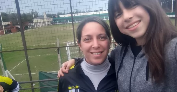 8M: madre e hija, dos generaciones unidas por el fútbol 