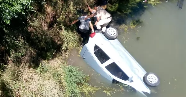 Una mujer perdió el control de su auto y terminó en el arroyo