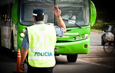 Tira piedras en la Autopista atacan a colectivos y automóviles