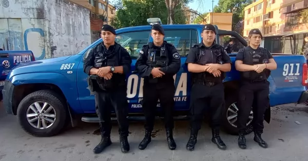 Policías asistieron a una mujer que dio a luz en un patrullero y le salvaron la vida al bebé en Rosario 