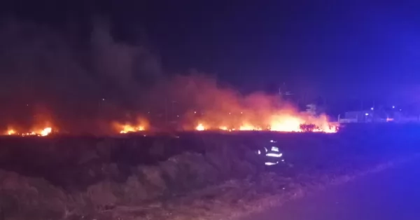 Bomberos sofocaron un importante incendio de pastizales en San Lorenzo 