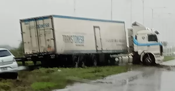 Un camión y un auto despistaron en la Autopista Rosario - Santa Fe