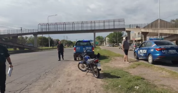 Motociclista resultó lesionado tras chocar en Ruta 11 con un auto que huyó 