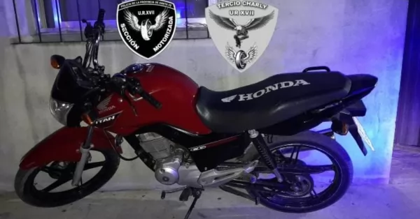 Dos adolescentes de 13 y 14 años circulaban con una moto robada y fueron demorados