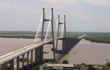 Un camionero murió al caer del Puente Rosario – Victoria