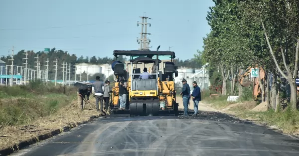 Puerto San Martín: el municipio realiza obras de cordón cuneta y asfaltado en Tierra de Sueños 