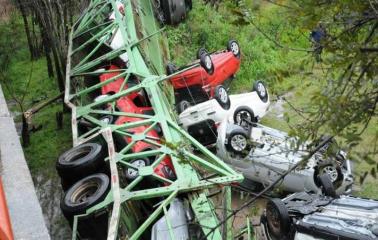 Un camión que llevaba autos cayó de un puente en La Ribera