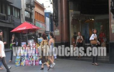 Vendedores ambulantes en la peatonal Córdoba: entre las disposiciones comerciales y la actividad informal.