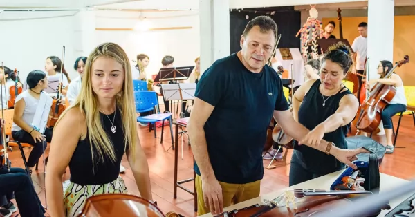 San Lorenzo: Raimundo entregó nuevos instrumentos a la Orquesta Académica de la ciudad