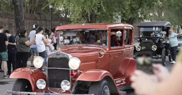 San Lorenzo: autos antiguos volvieron a desfilar por las calles de la ciudad 