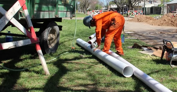 San Lorenzo: comenzaron a ejecutarse las conexiones a la red de cloacas de unas 700 familias de la zona norte 