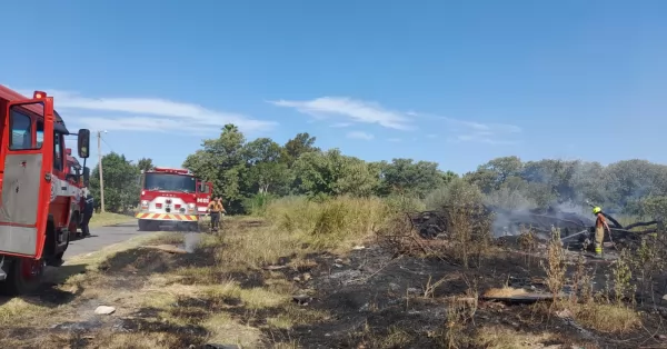 Incendio de pastizales en San Lorenzo: bomberos evitaron que las llamas alcanzaran un grupo viviendas 