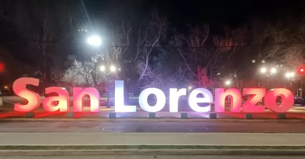 San Lorenzo: el cartel de la ciudad lució los colores de uno de los países liberados por San Martín