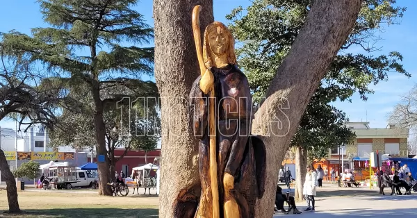 La historia de la escultura de San Roque tallada sobre un árbol en Capitán Bermúdez