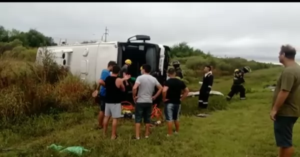 Volcó un colectivo con operarios en Autopista Rosario Santa Fe